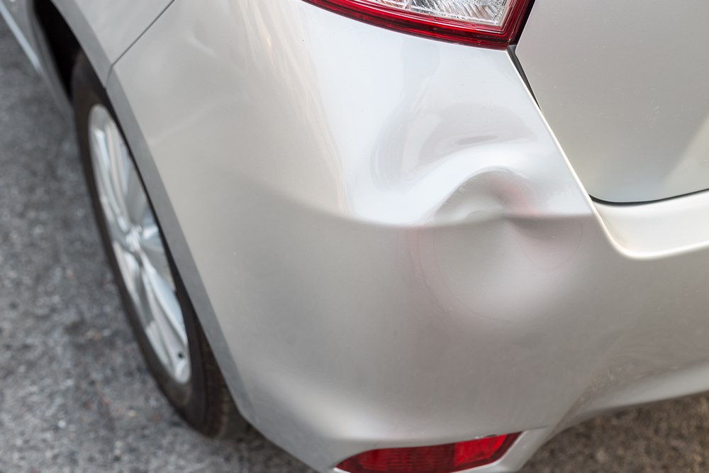 Impact : débosselage sans peinture d'une carrosserie